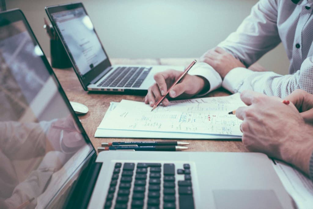 Consulenza su trasformazione del service e control room con team al lavoro su laptop e diagrammi